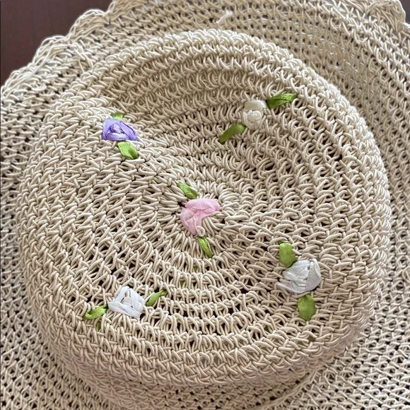 Elegant Beige Crochet Hat with Floral Accents - Picture 5 of 5